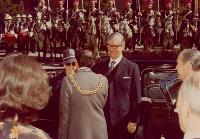 Le gouverneur général Jules Léger et son épouse sont accueillis par le maire de Madrid lors d’une visite d’État en Espagne. Date : 13 mars 1978. Photographe : Ministère de la Défense nationale. Référence : REC78-510.